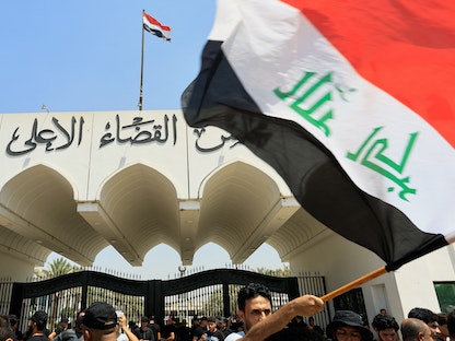 متظاهرون أمام مقر المجلس الأعلى للقضاء - بغداد - 23 أغسطس 2022 - REUTERS