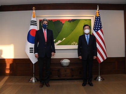 المبعوث الأميركي للمناخ جون كيري ووزير خارجية كوريا الجنوبية تشونغ إيوي يونغ في سيول - 17 أبريل 2021 - AP