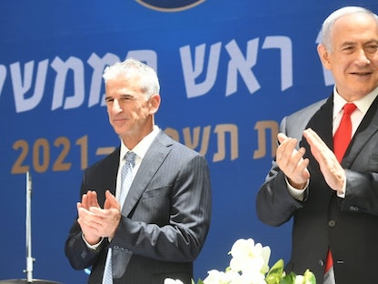 رئيس الوزراء الإسرائيلي بنيامين نتنياهو برفقة ديفيد برنيع الرئيس الجديد لجهاز الاستخبارات "الموساد" - Twitter/Israelipm_ar