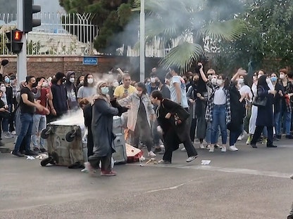 متظاهرات في العاصمة الإيرانية طهران- 22 سبتمبر 2022 - AFP