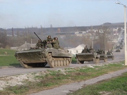 صورة من مقطع فيديو نشرته وزارة الدفاع الروسية في 22 أبريل 2022 أثناء تقدم قواتها في منطقة خاركوف شرق أوكرانيا - AFP