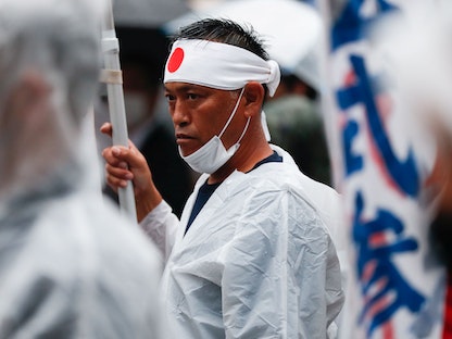 ناشط ياباني يميني أثناء زيارته ضريح ياسوكوني في طوكيو - 15 أغسطس 2021 - REUTERS
