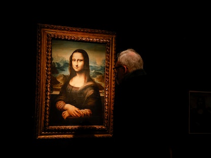 زائر ينظر إلى نسخة من لوحة "الموناليزا" لليوناردو دافنشي في دار مزادات بالعاصمة الفرنسية باريس- 5 نوفمبر 2021 - REUTERS