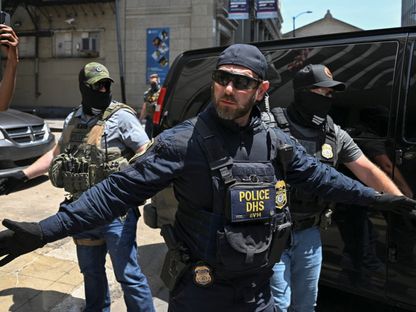 ضباط إنفاذ القانون على أهبة الاستعداد بينما يحاول المتظاهرون منع موظفي دائرة الهجرة والجمارك الأمريكية (ICE) من مغادرة مبنى يضم محكمة الهجرة في شيكاغو إلينوي بالولايات المتحدة. 16 يونيو 2025 - REUTERS