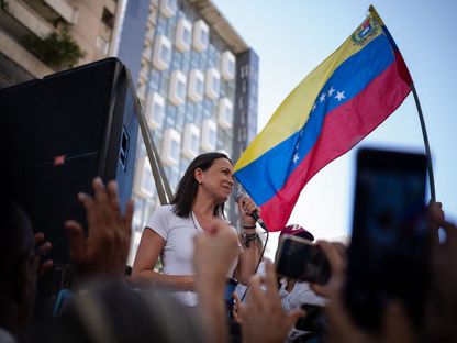 زعيمة المعارضة الفنزويلية ماريا كورينا ماتشادو تتحدث إلى أنصارها خلال مظاهرة في ذكرى انتفاضة 1958 في كراكاس. 23 يناير 2024. - AFP