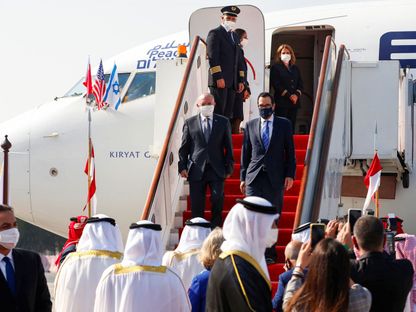 وزير الخزانة الأميركي ستيفن منوشين ومستشار الأمن القومي الإسرائيلي مائير بن شبات لدى وصولهما إلى المنامة، 18 أكتوبر 2020  - AFP