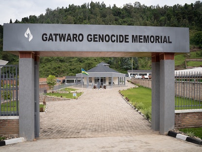 منظر عام لنصب جاتوارو التذكاري للإبادة الجماعية غربي رواندا، حيث جماجم وعظام وممتلكات ضحايا الإبادة عام 1994 - AFP
