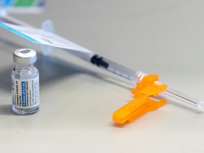 جرعة من لقاح "جونسون آند جونسون" المضاد لفيروس كورونا  في مركز طبي بجامعة أوهايو بالولايات المتحدة -2 مارس 2021 - REUTERS