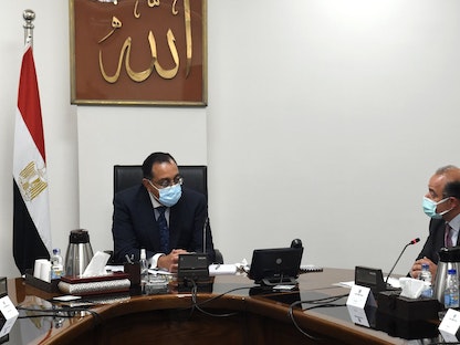 رئيس الوزراء المصري مصطفى مدبولي يجتمع مع رئيس مجلس إدارة الهيئة العامة للرقابة المالية محمد فريد ورئيس البورصة المصرية رامي الدكاني - 1 سبتمبر 2022 - facebook.com/EgyptianCabinet