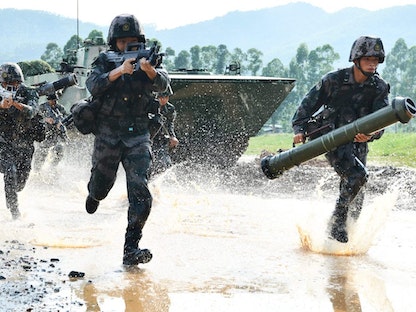 جنود من جيش التحرير الشعبي الصيني يشاركون في مناورة قتالية في منطقة ساحلية بمقاطعة جوانجدونج. 1 يونيو 2020 - Xinhua