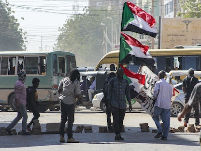 محتجون سودانيون خلال مظاهرة ضد اتفاق بين الجيش وقوى مدنية في العاصمة الخرطوم. 24 يناير 2023 - AFP