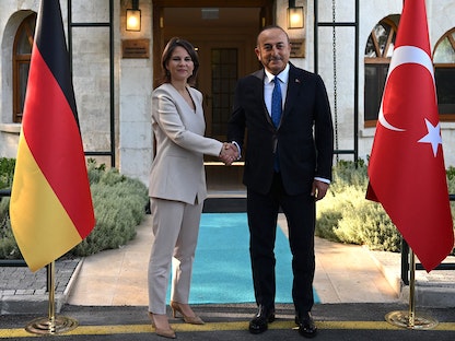وزير الخارجية التركي مولود جاويش أوغلو يستقبل نظيرته الألمانية أنالينا بيربوك في إسطنبول - 29 يوليو 2022 - AFP