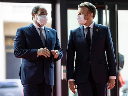 الرئيس المصري عبدالفتاح السيسي ونظيره الفرنسي إيمانويل ماكرون خلال لقاء سابق في باريس- 18 مايو 2021 - REUTERS