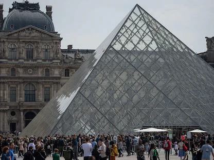زوار يقفون في طابور أمام الهرم الزجاجي لمتحف اللوفر في باريس. 29 أبريل 2022 - AFP
