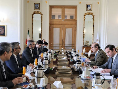 كبير المفاوضين النوويين علي باقري يلتقي المنسق الأوروبي لمحادثات فيينا إنريكي مورا في طهران - 27 مارس 2022 - AFP