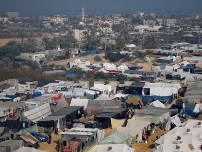 نازحون فلسطينيون في رفح جنوب قطاع غزة بعد الفرار من منازلهم بسبب الضربات الإسرائيلية. 1 يناير 2024 - Reuters