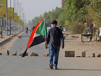 متظاهر سوداني يشارك في ذكرى الانتفاضات الشعبية بالعاصمة الخرطوم - 6 أبريل 2022 - AFP