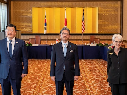 نائبة وزير الخارجية الأميركي، ويندي شيرمان، وتاكيو موري (وسط)، نائب وزير الخارجية الياباني، وتشوي جونغ كون، النائب الأول لوزير الخارجية الكوري الجنوبي، خلال اللقاء الثلاثي في طوكيو، 21 يوليو 2021 - REUTERS