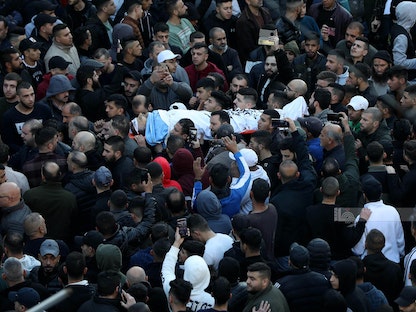 الآلاف يشيعون جثامين الضحايا العشرة الذين قتلهم الجيش الإسرائيلي خلال اقتحامه مدينة نابلس في الضفة الغربية المحتلة. 22 فبراير 2023 - وفا