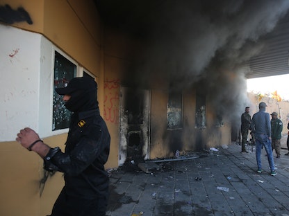 دخان يتصاعد من مدخل السفارة الأميركية في بغداد إثر هجوم للحشد الشعبي، 31 ديسمبر 2019 - AFP