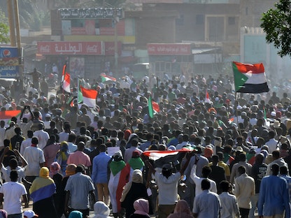 احتجاجات تطالب بعودة الحكم المدني إلى السودان في أم درمان. 21 نوفمبر 2021. - AFP