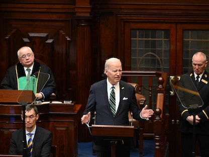 الرئيس الأميركي جو بايدن يلقي خطاباً أمام البرلمان الإيرلندي في دبلن. 13 أبريل 2023 - AFP
