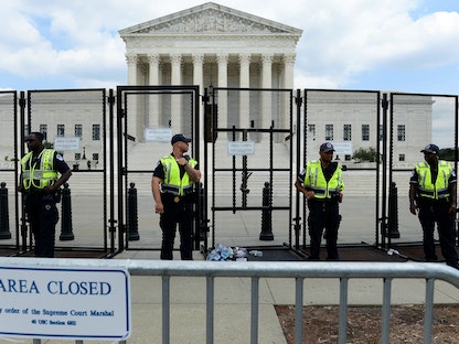 عناصر من شرطة المحكمة العليا تصطف خارج المحكمة الأميركية العليا في واشنطن، الولايات المتحدة. 24 يونيو ، 2022 - REUTERS