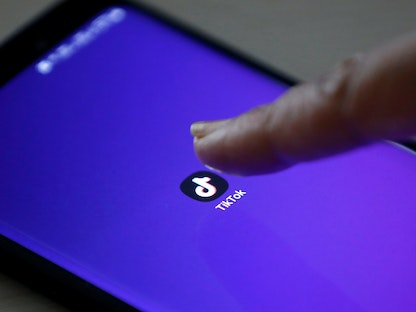 شعار تطبيق "تيك توك" على شاشة أحد الهواتف الذكية - REUTERS