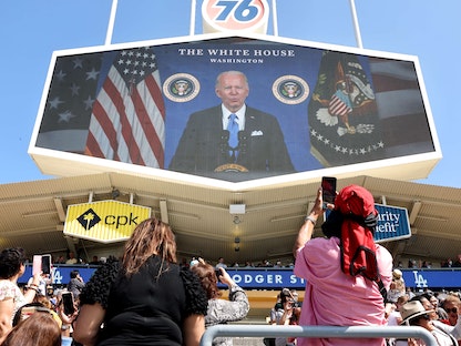 الرئيس الأميركي جو بايدن يلقي كلمة في مدينة لوس أنجلوس بولاية كاليفورنيا - 29 أغسطس 2022 - AFP
