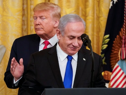 الرئيس الأميركي دونالد ترمب إلى جانب رئيس الوزراء الإسرائيلي بنيامين نتنياهو في واشنطن - 28 يناير 2020 - REUTERS