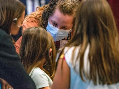 طفل يبلغ من العمر خمس سنوات يتلقى لقاح "فايزر" في مستشفى هارتفورد في ولاية كونيتيكت الأميركية. 2 نوفمبر 2021. - AFP