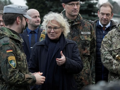 وزيرة الدفاع الألمانية كريستين لامبريخت أثناء زيارة القوات الألمانية في لتوانيا. 19 ديسمبر 2021. - REUTERS