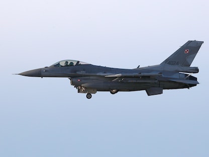 طائرة مقاتلة من طراز F-16 تابعة للقوات الجوية البولندية تحلّق فوق مطار ريغا الدولي خلال مهمة الشرطة الجوية لحلف شمال الأطلسي في ريغا، لاتفيا- 17 يناير 2020 - REUTERS
