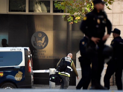 عناصر الشرطة الإسبانية تحيط بسفارة أوكرانيا في مدريد عقب انفجار طرد - 1 ديسمبر 2022 - AFP