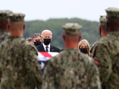 الرئيس الأميركي جو بايدن يستقبل جثث جنود أميركيين لقوا حتفهم في التفجير الانتحاري بمطار حامد كرزاي الدولي - ديلاوير -  29 أغسطس 2021 - REUTERS