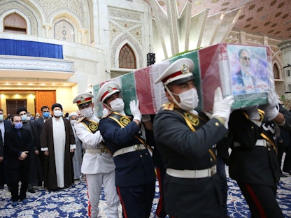 جنود إيرانيون يحملون نعش العالم النووي الإيراني محسن فخري زاده في طهران- 29 نوفمبر 2020 - REUTERS