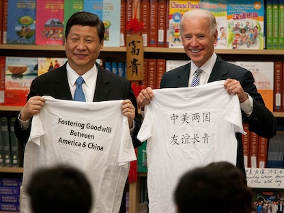 نائبا الرئيس (سابقاً)، الأميركي جو بايدن والصيني شي جينبينغ، خلال زيارة لمركز لغات في كاليفورنيا، 17 فبراير 2012  - Bloomberg