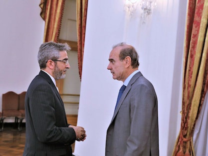 كبير المفاوضين النوويين الإيرانيين علي باقري يتحدث مع المفاوض الأوروبي في فيينا إنريكي مورا في طهران -11 مايو 2022 - REUTERS