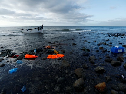 قارب تستخدمه مجموعة من المهاجرين على شاطئ كاستيلو ديل روميرال بعد وصول عشرات المهاجرين إلى إسبانيا - 16 أكتوبر 2020 - REUTERS