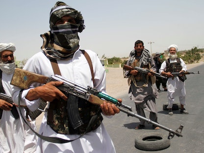 مقاتلون أفغان يحملون أسلحة لدعم القوات الأفغانية في قتالها ضد طالبان في ضواحي ولاية هرات، أفغانستان، 10 يوليو 2021 - REUTERS