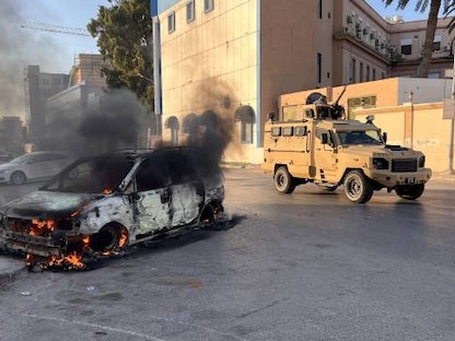 سيارة تحترق بشارع الجمهورية في العاصمة الليبية طرابلس وسط الاشتباكات التي تدور في المدينة- 28 أغسطس 2022  - Anadolu Agency via Getty Images