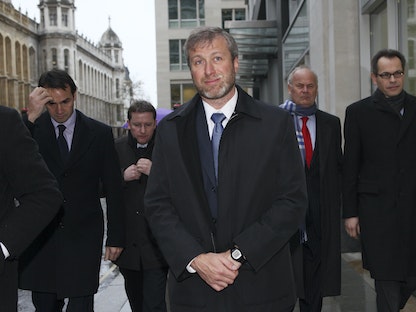 الملياردير الروسي ومالك نادي تشيلسي سابقاً رومان أبراموفيتش يصل إلى المحكمة العليا في لندن- 19 ديسمبر 2011 - Reuters