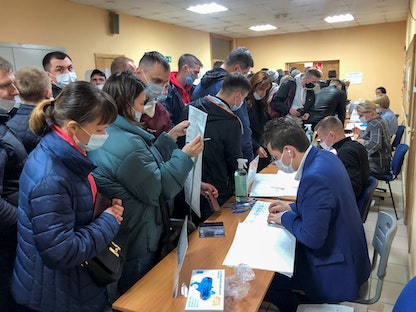 ناخبون روس في أحد مراكز الاقتراع بموسكو للادلاء بأصواتهم في الانتخابات التشريعة- 17 سبتمبر 2021. - REUTERS