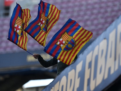أعلام برشلونة يرفعها المشجعون على ملعب كامب نو  - AFP