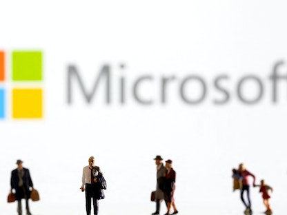 مجسمّات صغيرة أمام شعار "Microsoft" المعروض في هذا الرسم التوضيحي. 11 فبراير 2022 - REUTERS