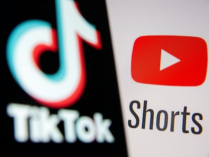 يظهر شعار Tik Tok على هاتف ذكي أمام شعار Youtube shorts - 15 سبتمبر 2020 - REUTERS