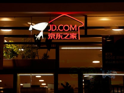 علامة شركة التجارة الإلكترونية JD.com بأحد المراكز التجارية في شنغهاي - REUTERS