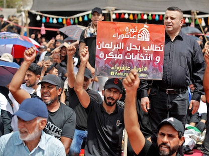 اعتصام عدد من أنصار التيار الصدري أمام البرلمان العراقي للمطالبة بحله وإجراء انتخابات مبكرة - 26 أغسطس 2022 - AFP