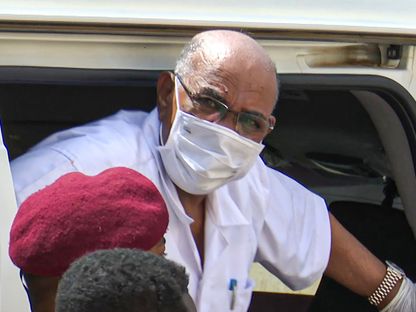 الرئيس السوداني السابق عمر البشير أمام مقر محاكمته في الخرطوم - AFP