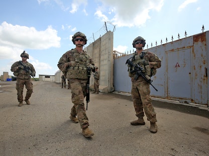 جنود أميركيون بالقرب من قاعدة أميركية جوية في كركوك شمال العراق 29 مارس 2020 - AFP